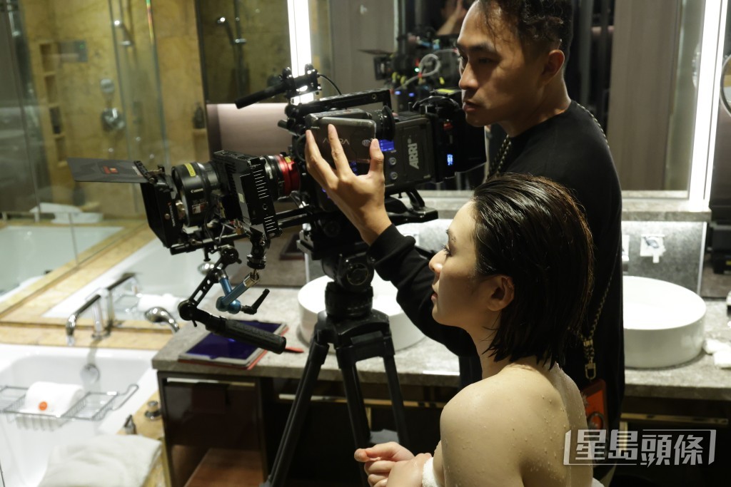 JW笑言当中有一场一边淋花洒、一边喊的戏,是她是向导演提出。