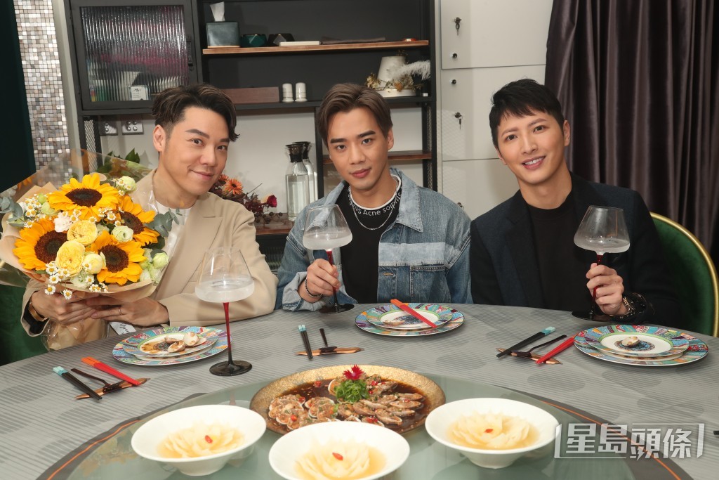 Kenny(中)为Ray(右)煮情人节餐，并送上花束畀Vinci(左)谢媒。