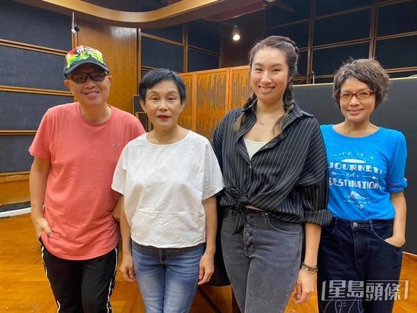女兒沈穎婷(右二)曾加入娛樂圈,但發展平平。
