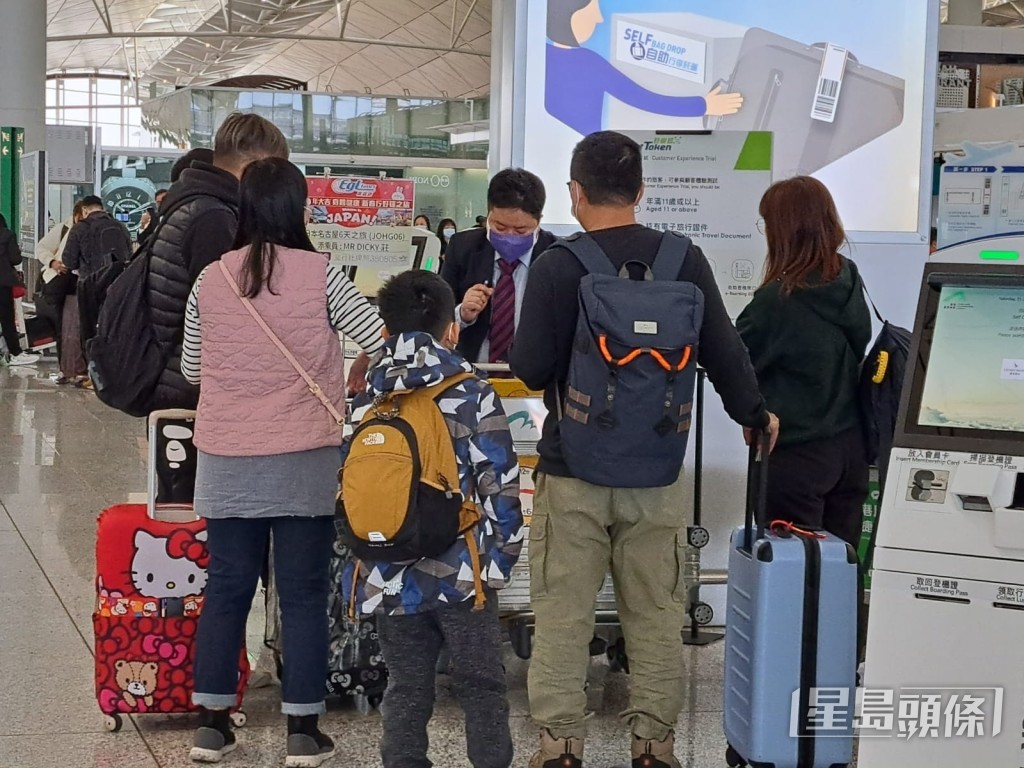 有不少市民拖着行李，出发前往外地探亲和旅游。吴慧慈摄