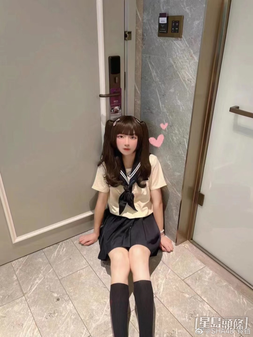 C位的铃铛在社交网有不照片，全部以女装现身。