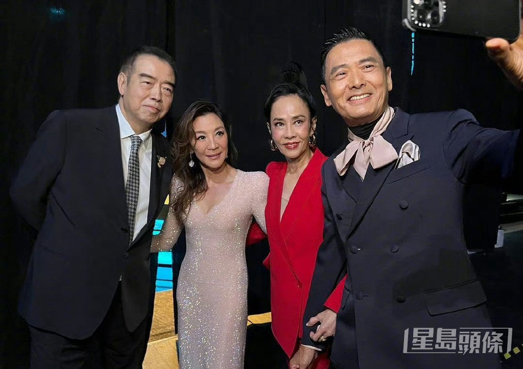 （左起）陳凱歌、楊紫瓊、發嫂及周潤發在後台Selfie。  ​