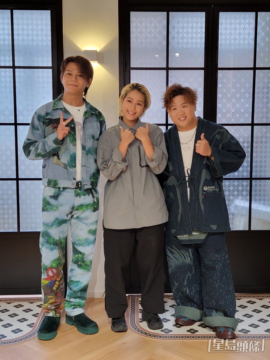 ERROR的梁業(肥仔)、吳保錡（Poki）與吳嘉禧在葵涌為網上音樂會表演。