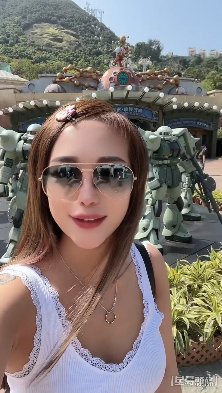 不時小背心上陣晒身材。