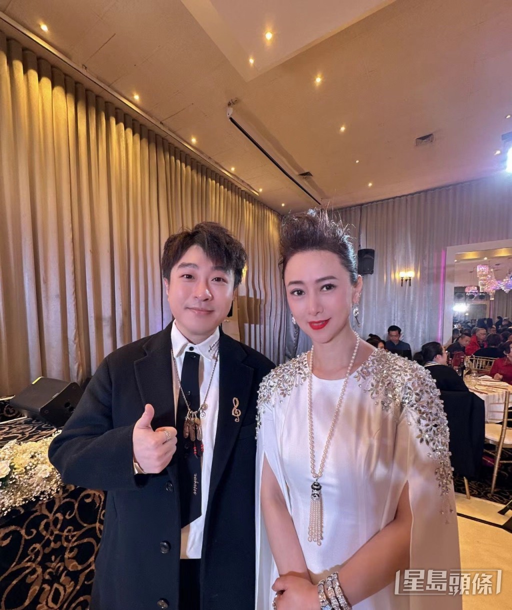 契女翁虹(右)膊頭佈滿Bling Bling花花閃石,並戴上長長珍珠頸鍊,貴氣十足。