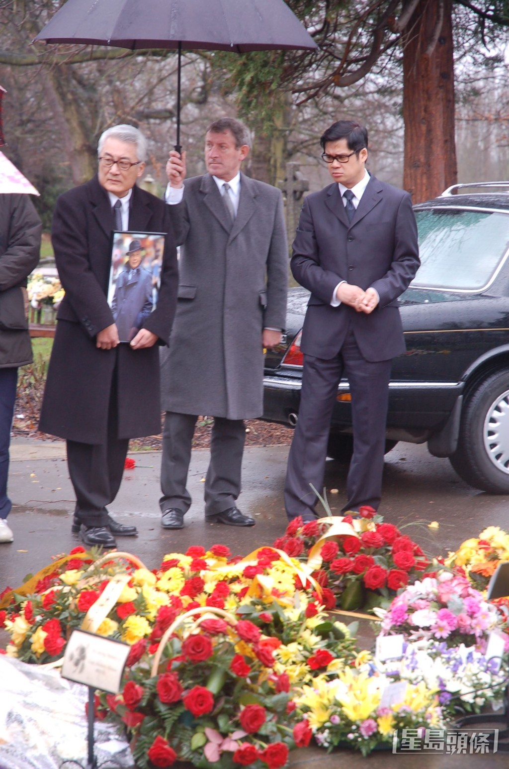 曹达华在2007年因心脏病及胃出血,于英国病逝,当时安德尊亦有去英国出席丧礼,曹达华的儿子曹立滔(左一)。