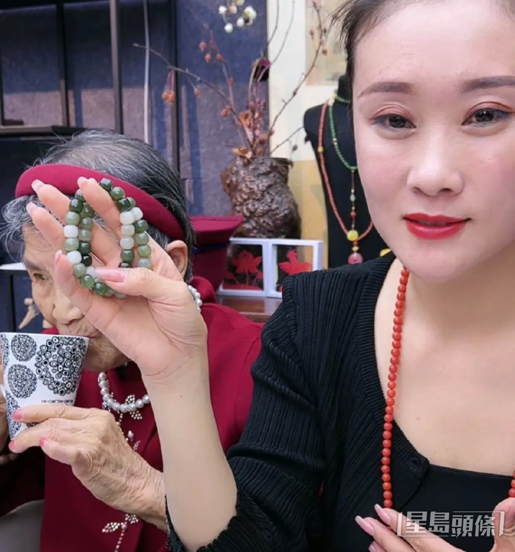 不过黄圣依奶奶却被网民发现带货直播，引起网民猜测杨子经济出问题。