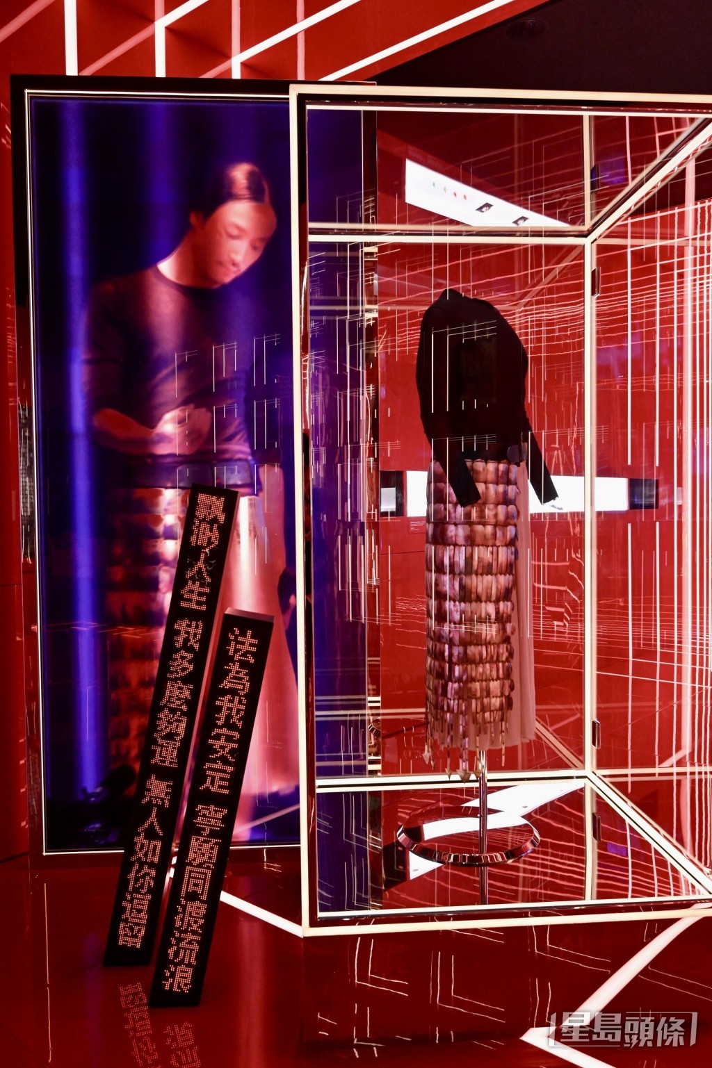 “继续宠爱・张国荣纪念展”中展出哥哥在《热・情演唱会》时穿着、由法国著名设计师为他设计的贝壳裙裤。