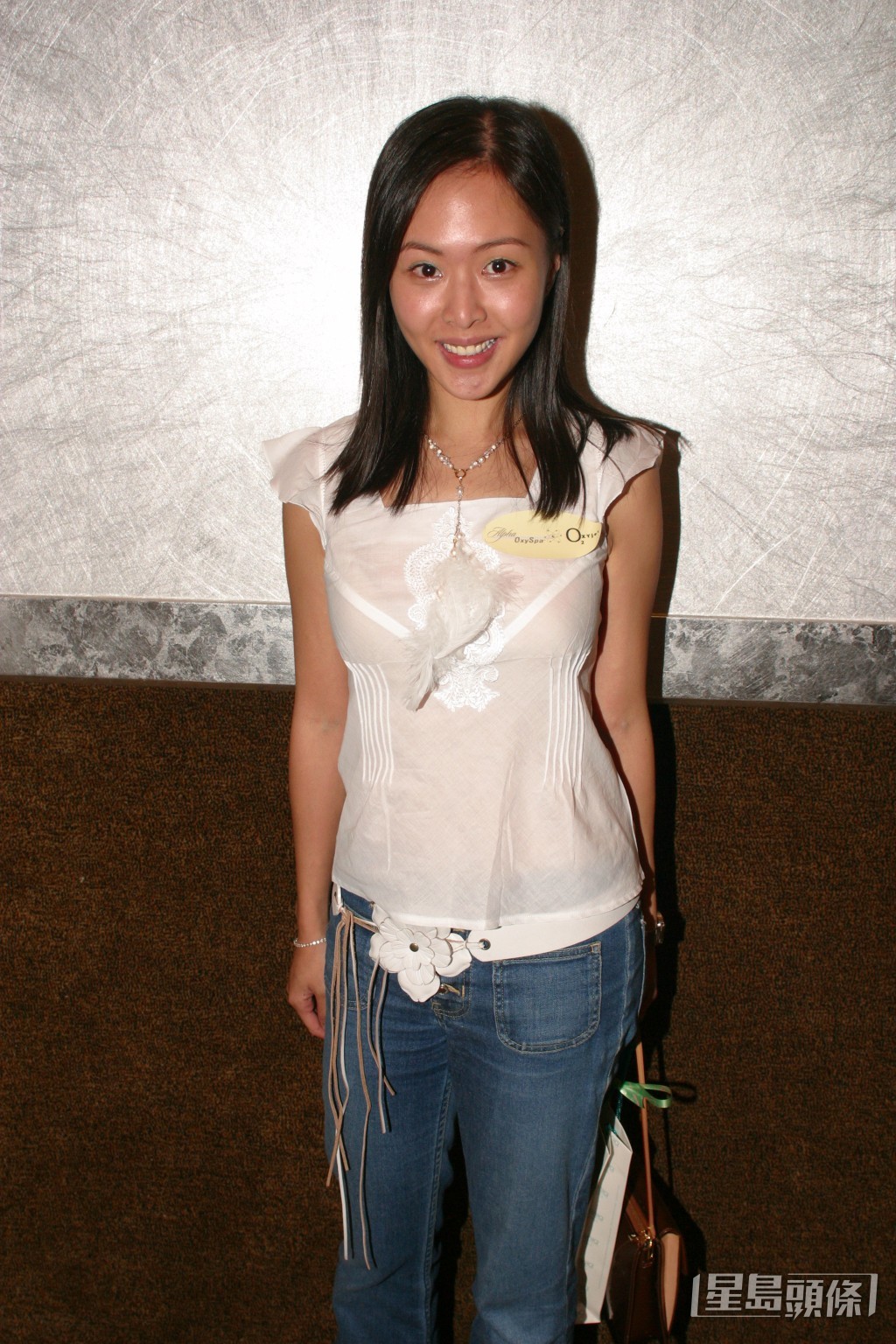 两人均否认此事,施念慈称本身情况并无报称如此严重﹐只是牙骹侧及身边伤了少许﹐并坚称是在家中搬凳取物时失去平衡跌伤。