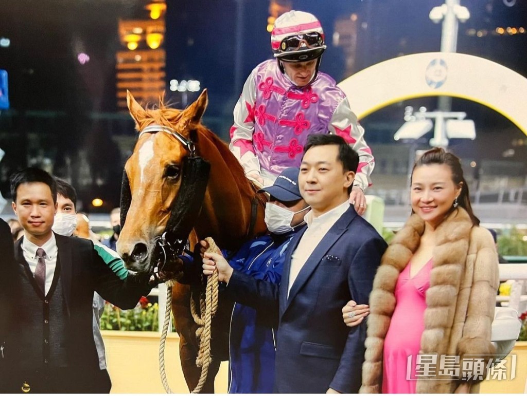 張珮汶與老公何駿杰（右二）上月拉頭馬。