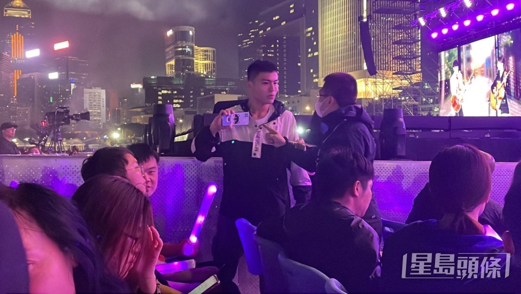 网红刘马车最后由工作人员带离开。
