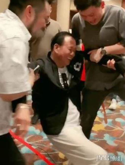 萬梓良之前在內地出席飯局，亦流出要人扶的照片，不過相信是飲醉酒。