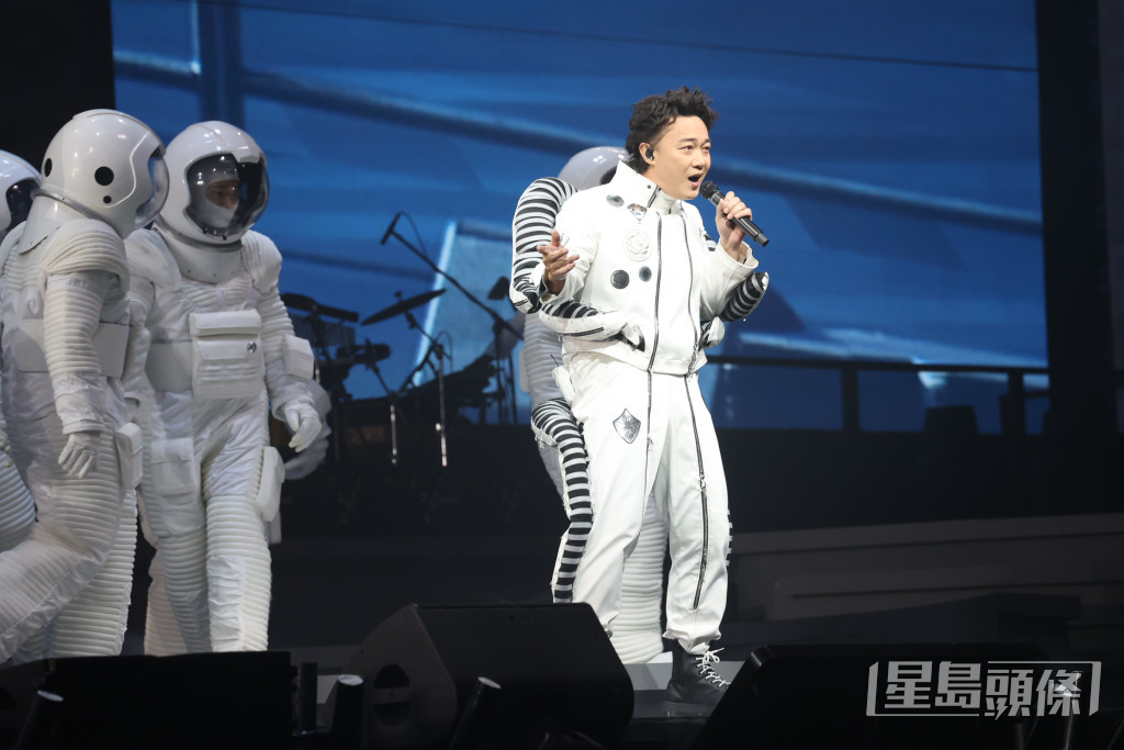 陳奕迅與十多位太空人舞者載歌載舞，。