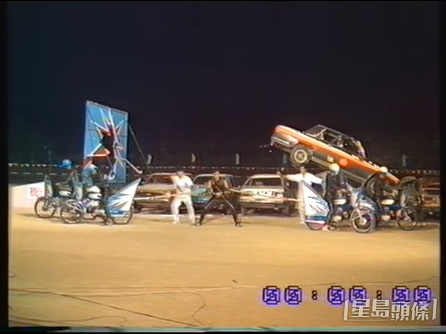 【1984年】譚詠麟雙臂力敵四匹電單車!最後維持逾30秒,內地網民之前翻炒片段,更指如果表演失敗,會成為現代版五馬分屍。