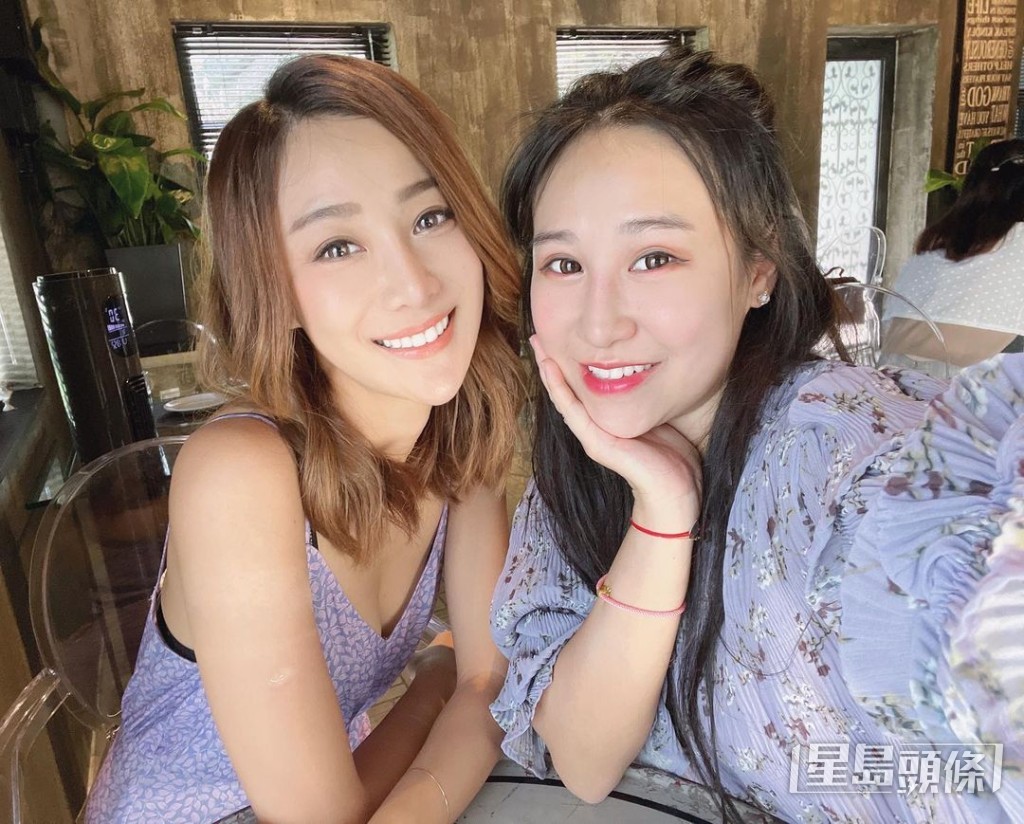 曹敏寶（右）與朱智賢識於微時。