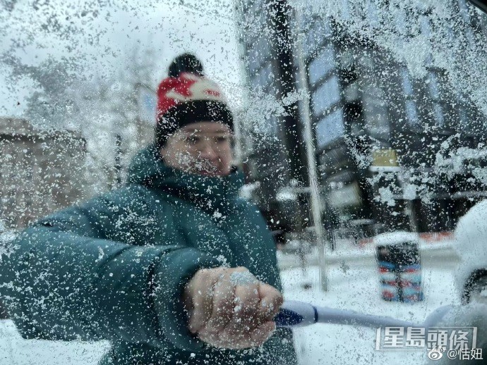 恬妞在車內拍下囡囡清理車窗積雪一刻,好Warm。