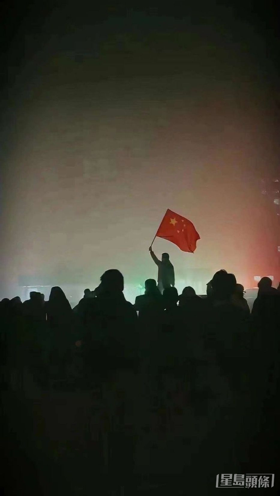 乌鲁木齐有市民深夜举国旗。