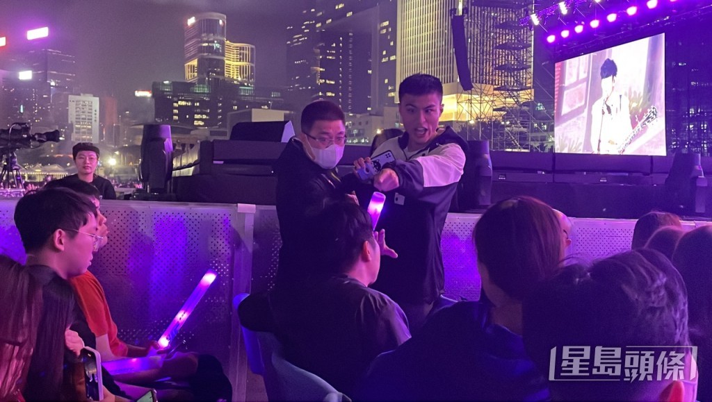 网红刘马车与男观众更爆粗互骂。