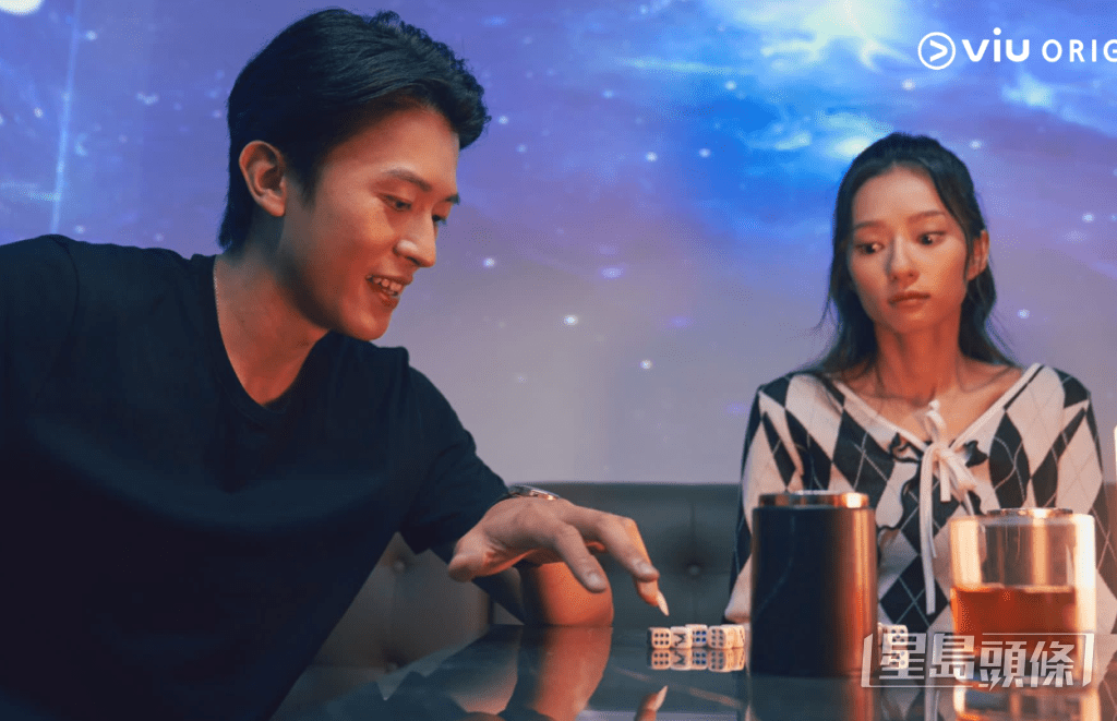 幸卓輝留長尾指指甲十分惹笑。.