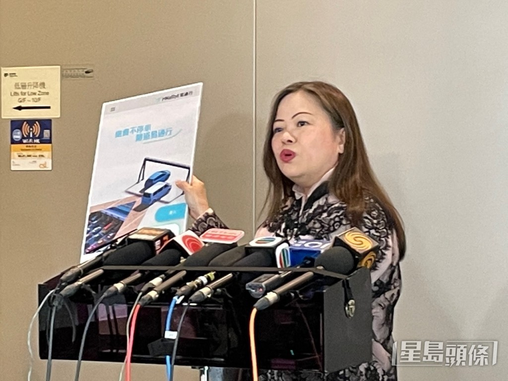 署方提醒司機及早完成登記,並安裝車輛貼。謝宗英攝