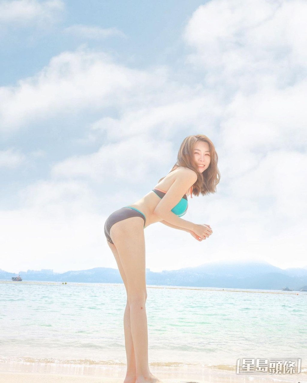 泳衣留倩影。