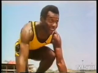 鍾楚紅1983年曾與球王比利拍攝運動品牌廣告，當時她只有23歲，正值全盛時期。