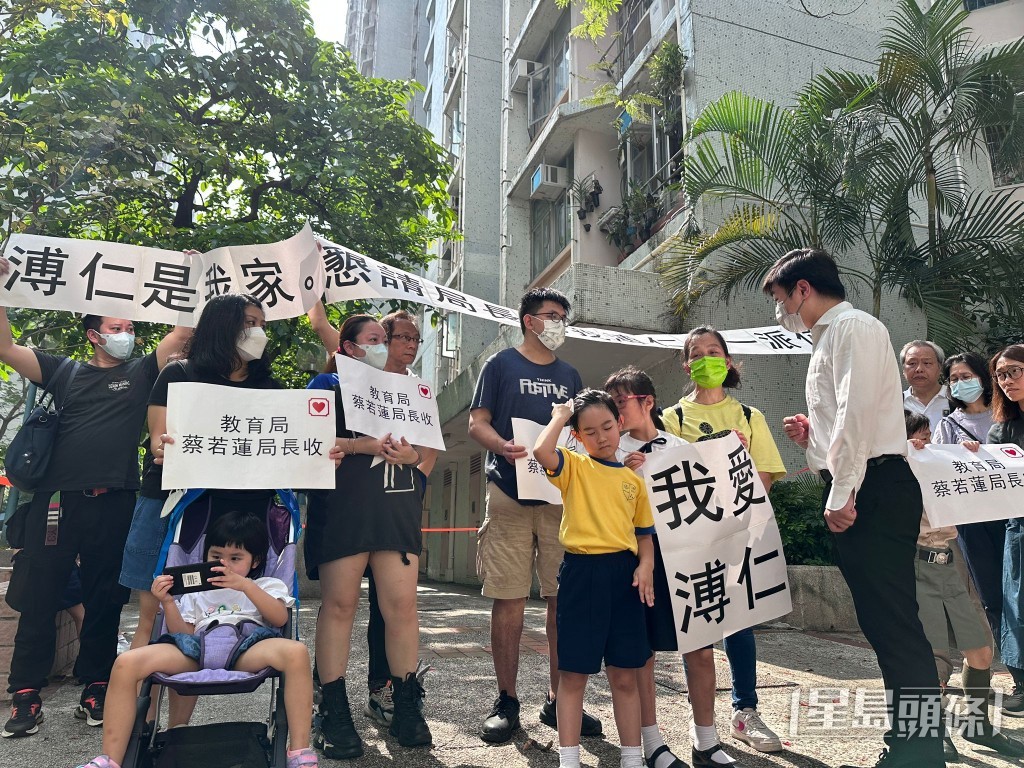 獻主會溥仁小學校友及家長向蔡若蓮請願。盧嘉潁攝
