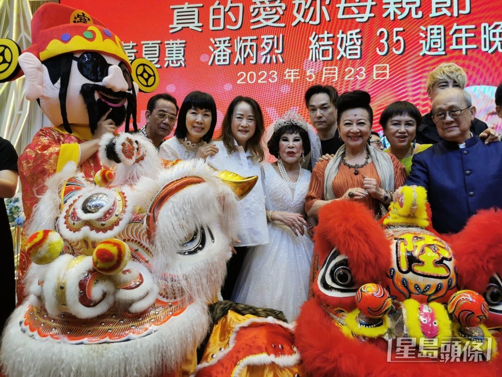 台上仲有财神。