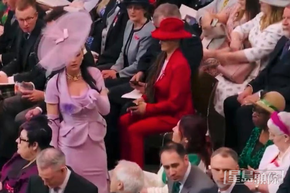 Katy Perry在西敏寺內周圍轉，苦尋安排給她的座位（BBC片段截圖）
