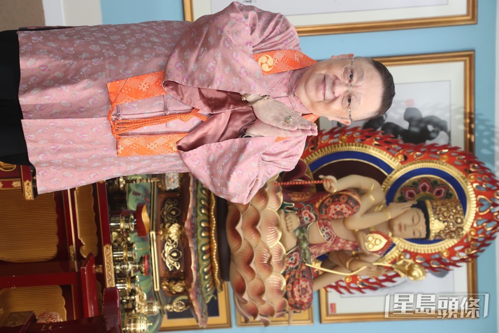 有傳李居明太太是炒樓高手,會協助老公投資物業,李居明財富如雪球愈滾愈大,有指他身家高達逾20億元,不過李太一直作風低調鮮有公開露面。