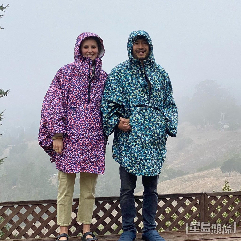 兩夫婦感情非常好,經常結伴遊山玩水。