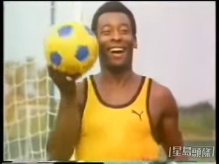 球王比利還在廣告展現球技。