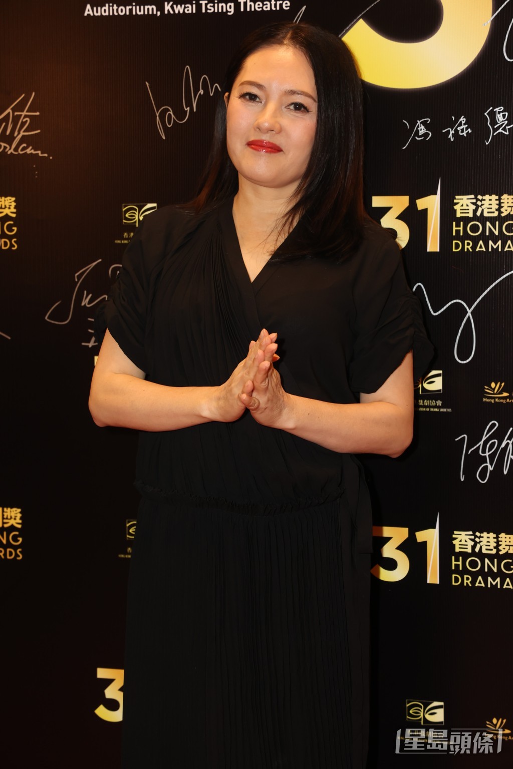 20年前曾与任达华合作电视剧《美丽传说》。