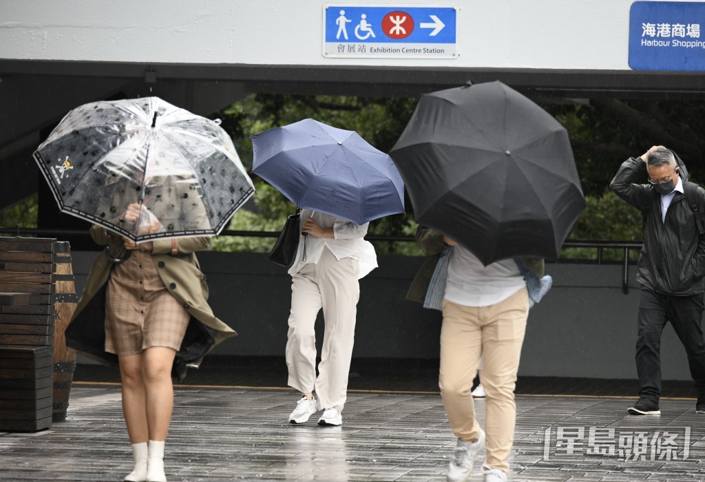 今早三號強風信號生效,不少市民仍須趕上班。禇樂琪攝