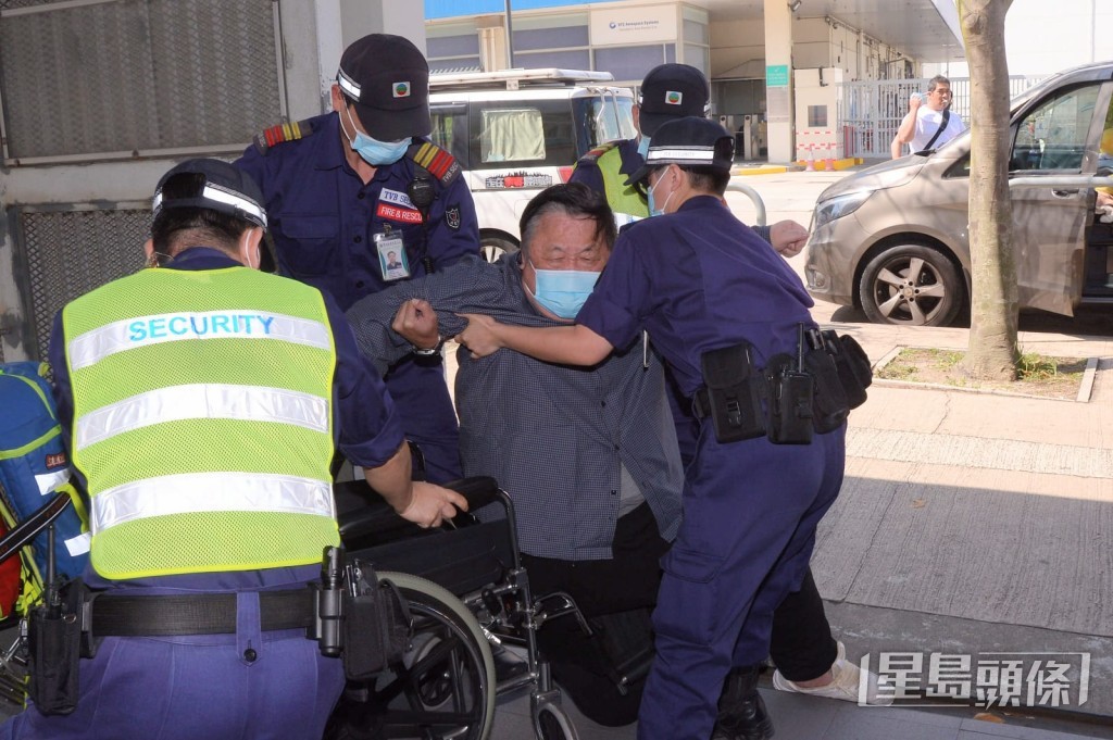 當時4名保安人員合力扶起秦煌。