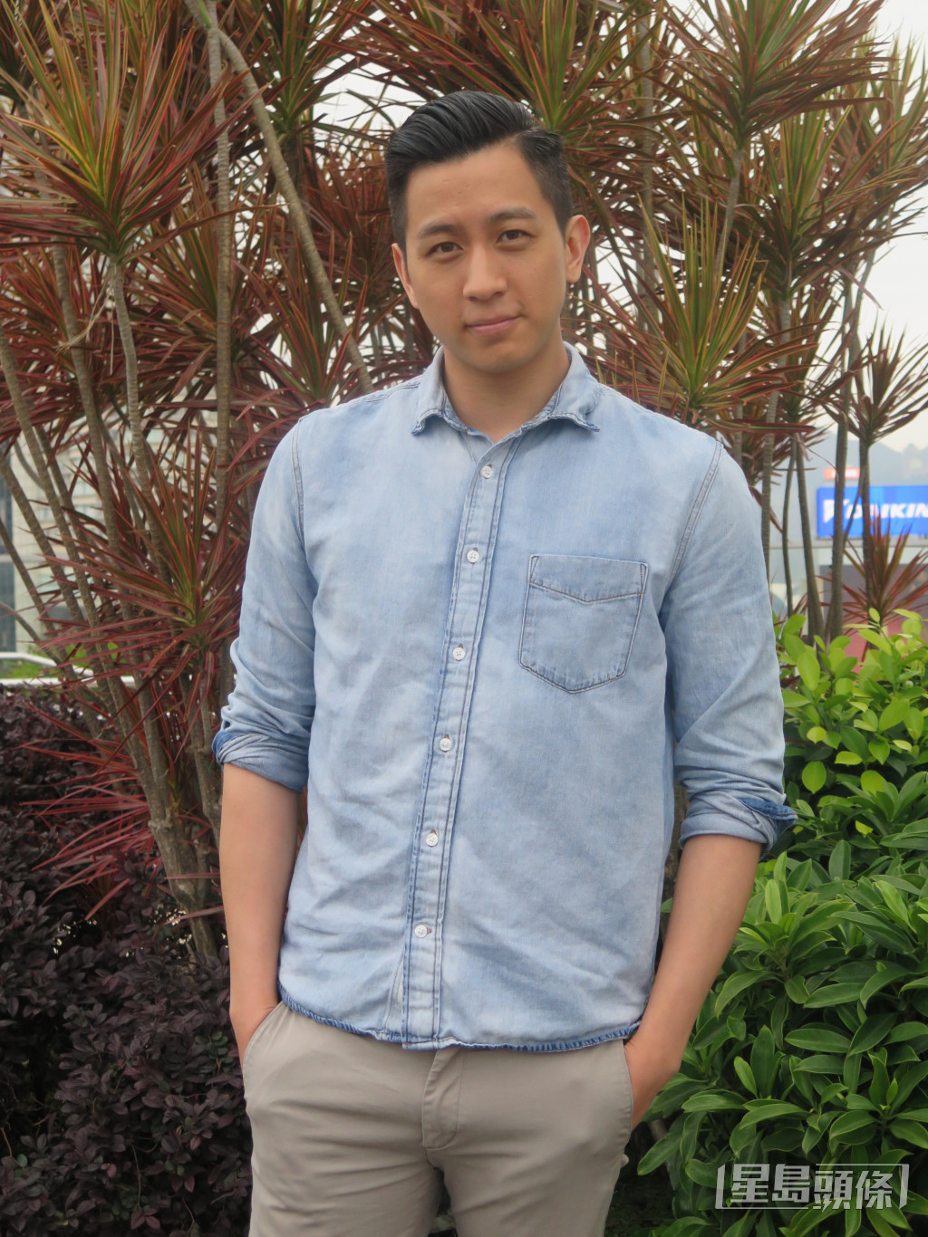 徐肇平最初加入TVB為了學習各樣知識，但TVB希望與他簽6年死約，徐肇平擔心阻礙在外的發展而拒絕。