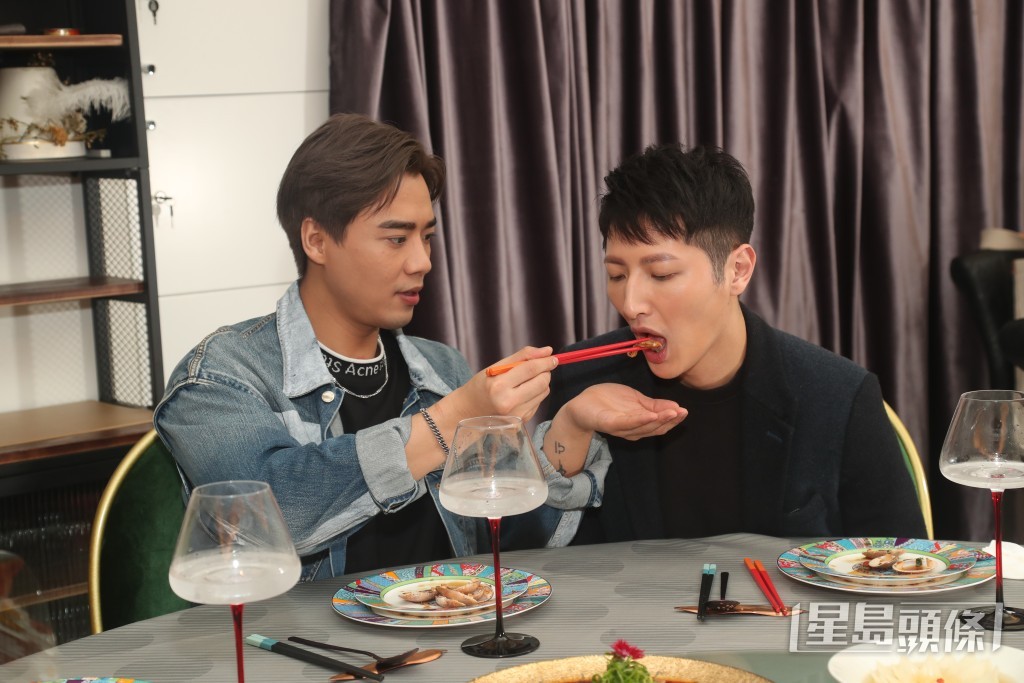 Kenny喂Ray食蚬，Ray未食已赞不绝口。