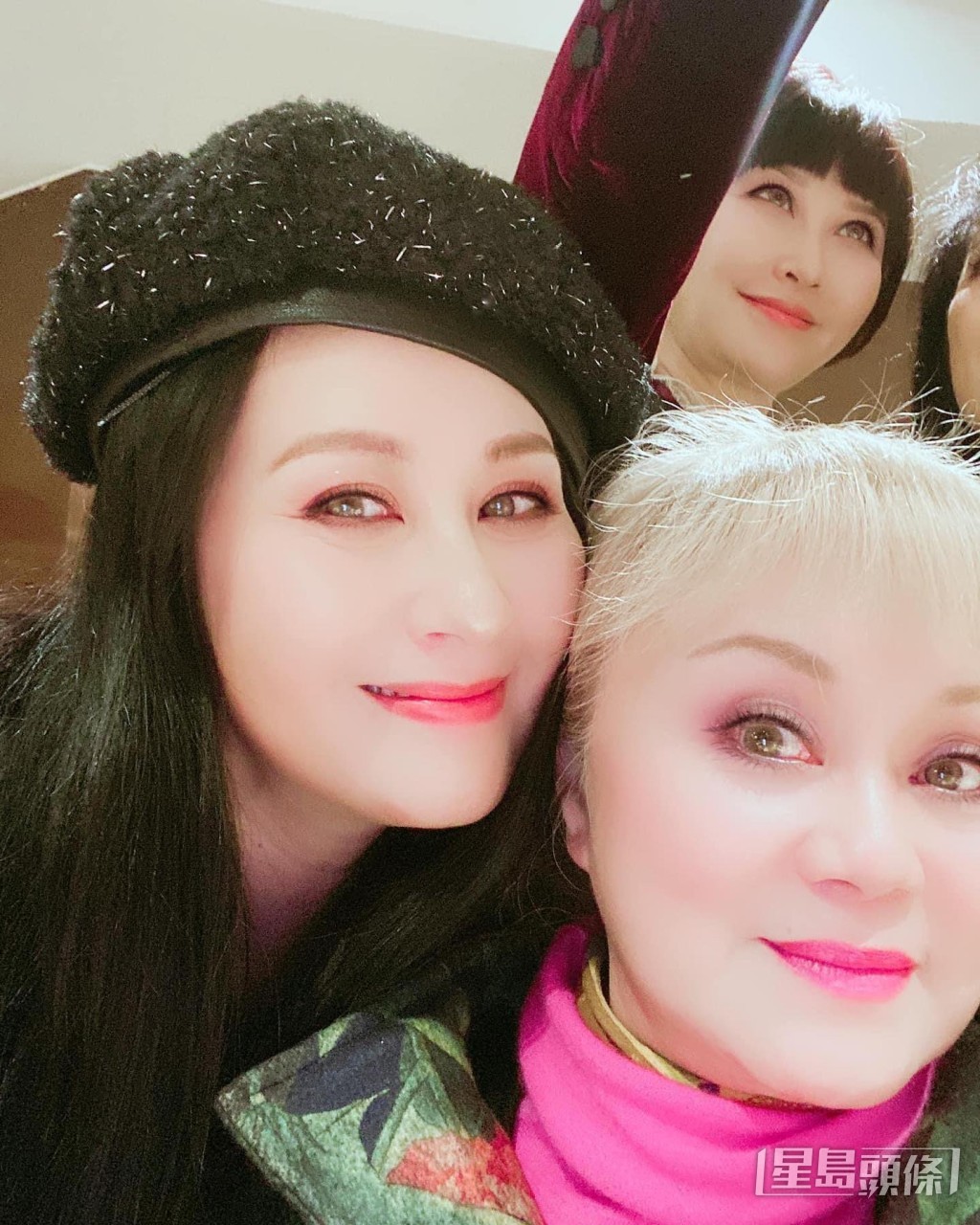 林建明（前右）變晒形，後面的朱慧珊更出現雙下巴。