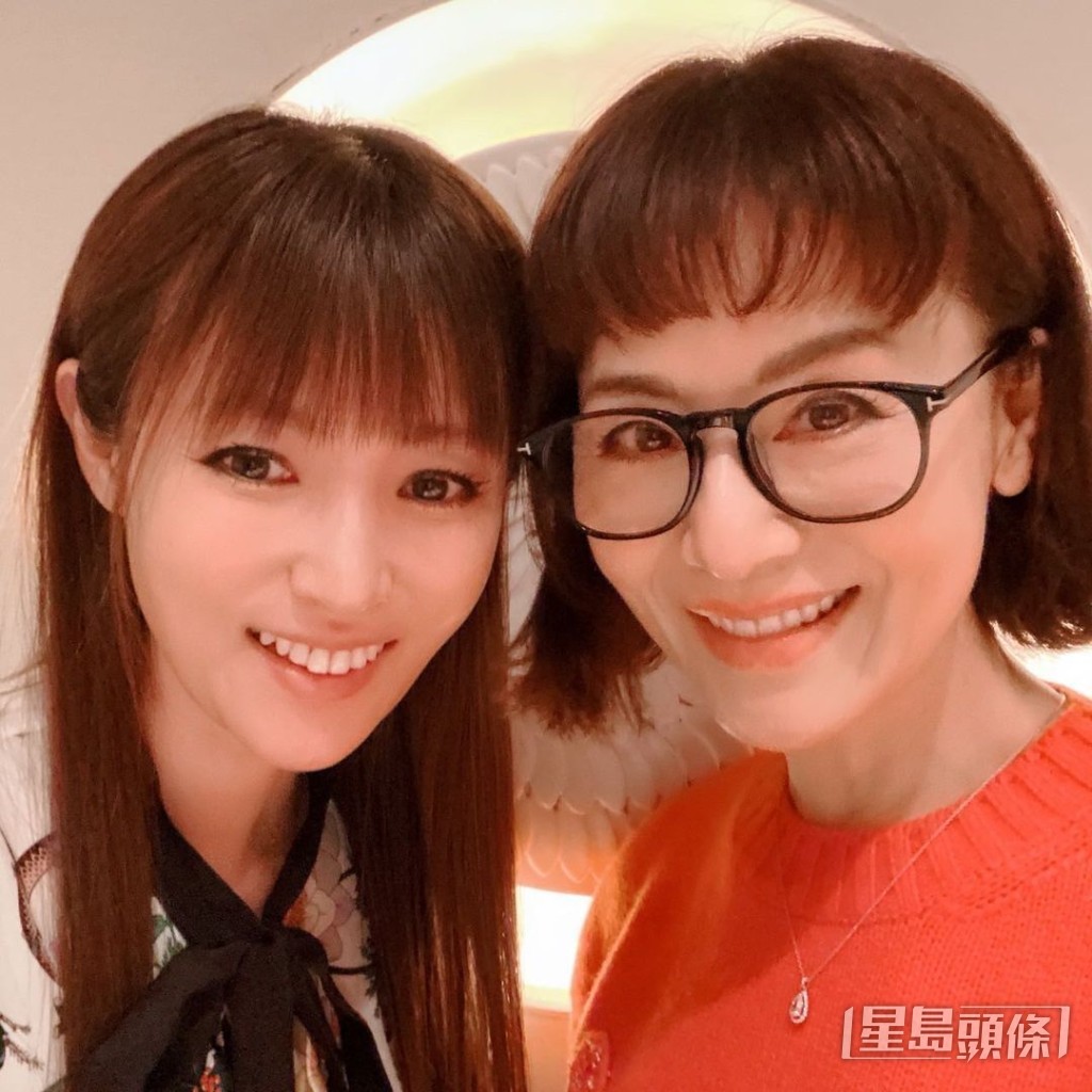 深田恭子與女星大地真央（右）合照，見到其臉形瘦到凹陷。