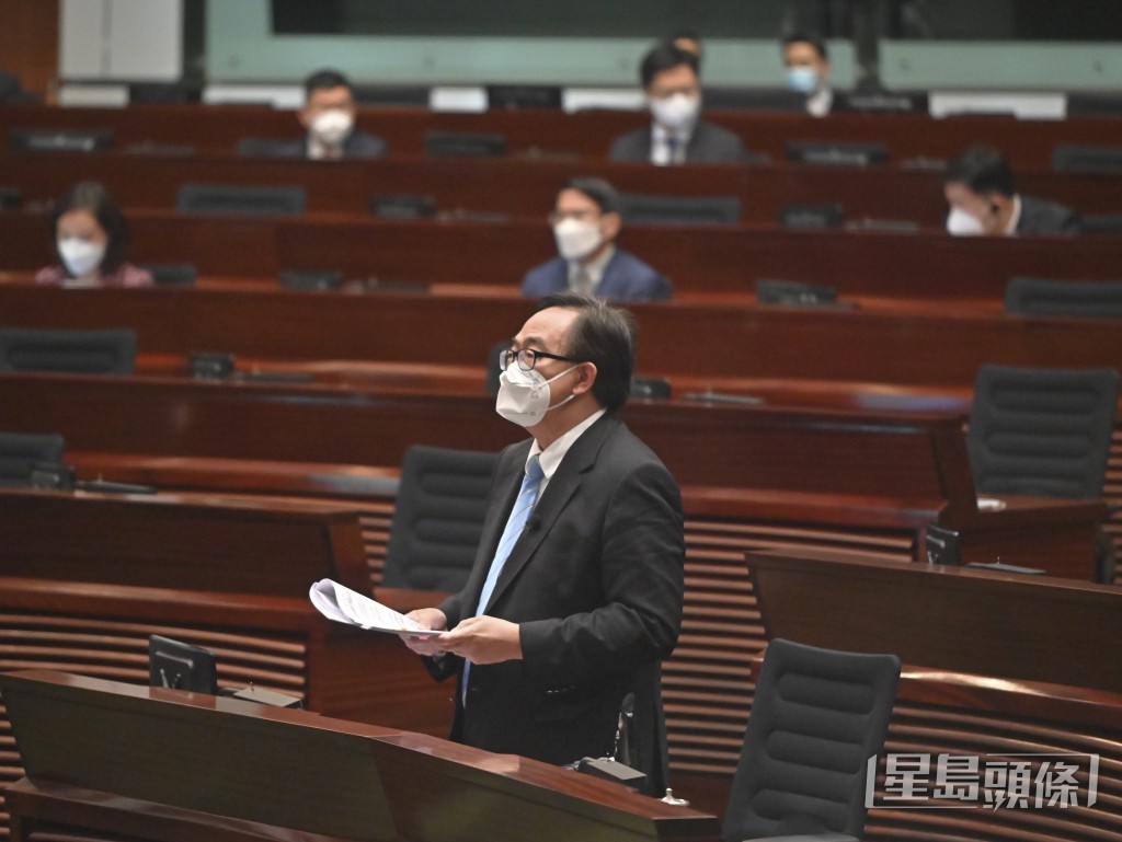盧偉國指復常不會自動經濟起飛,需要政府扶一把。資料圖片