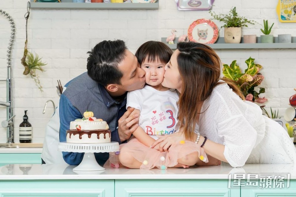 大女Giselle生日按傳統被父母錫錫。