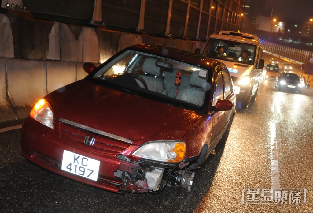 2015年聖誕節李楓涉酒駕炒車,事後再揭發她座駕行車證過期。