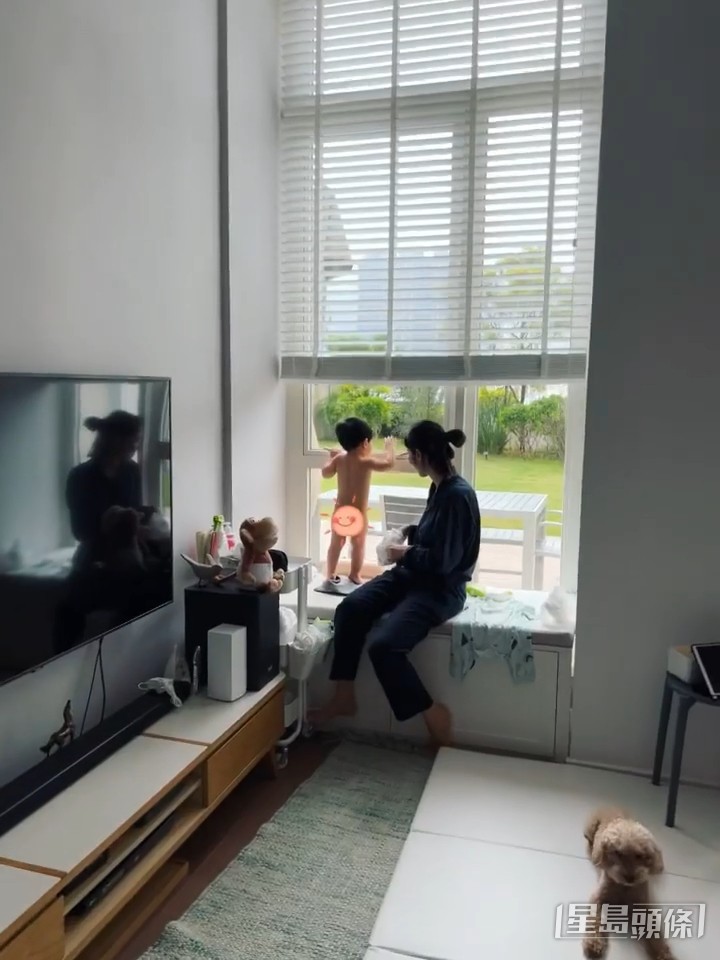 客廳環境開揚,面積夠大外,樓底亦相當高。