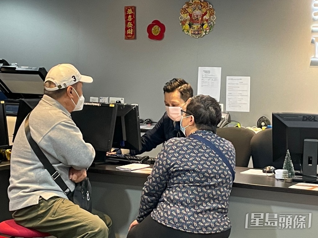 正咨询出境游的陈生陈太。谢宗英摄