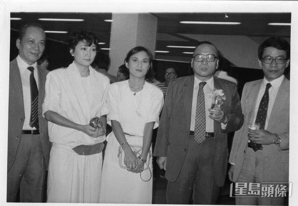李影與亞洲電視主席邱德根(右2)出席十八區業餘歌唱比賽酒會。