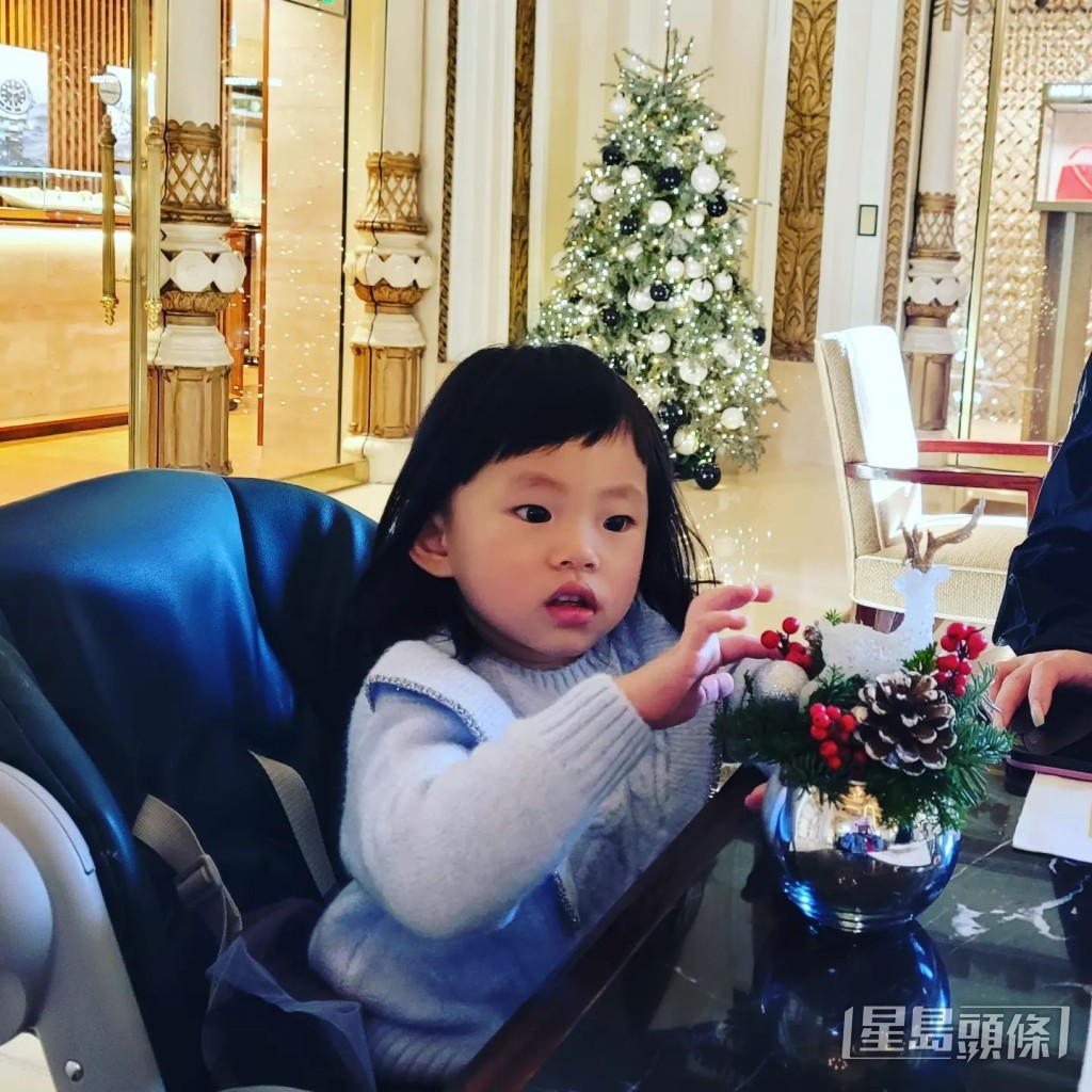 两岁囡囡Emma。