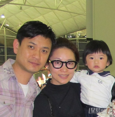 2009年，为“灯箱大王”杨志翘诞下女儿杨舒然（乳名豹豹、右）。