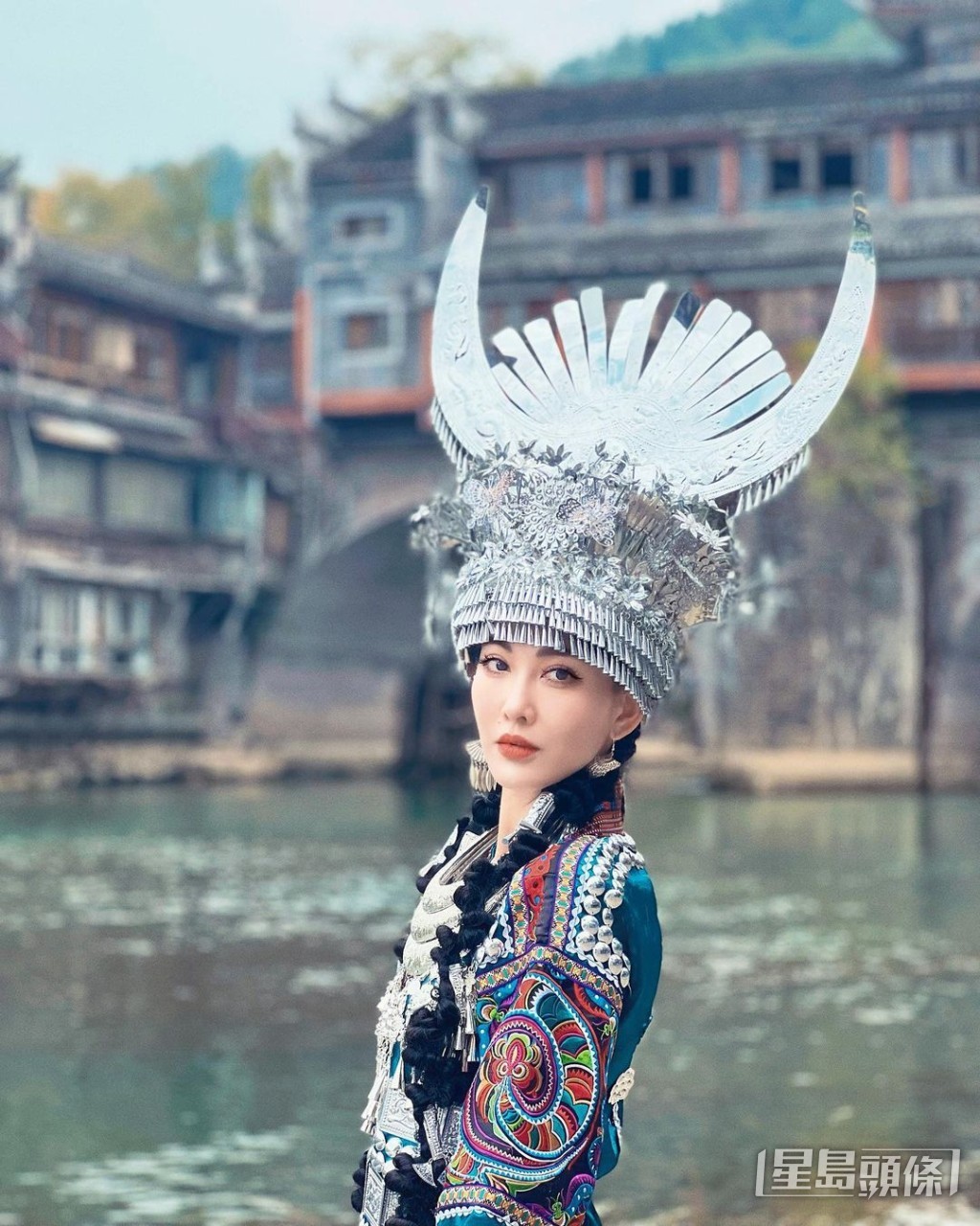 李彩華指夫妻觀念上有出入，又表示夫妻之間發生咗啲事，最後導致離婚，外界認為她暗示婚姻有第三者。
