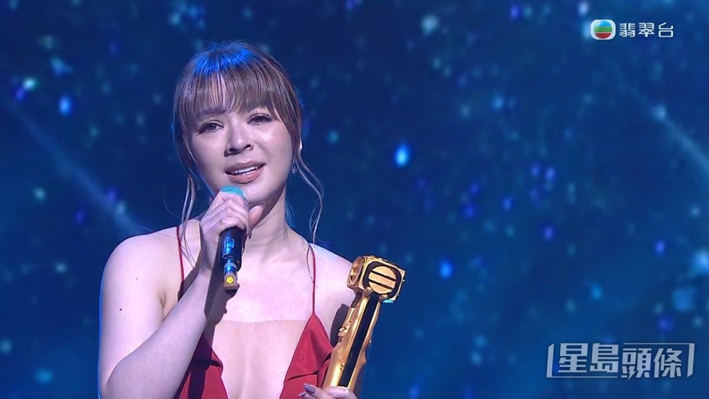 JW即场表演得奖歌曲。