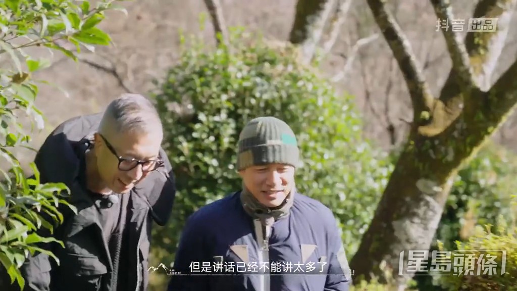 提起昔日趣事，梁朝偉笑得好開心。